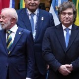 Le président Luiz Inacio Lula da Silva (à g.) et son homologue argentin Javier Milei lors du sommet du Mercosur à Buenos Aires. KEYSTONE/AP/Natacha Pisarenko
